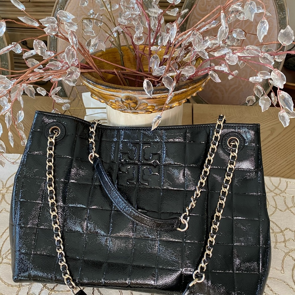 Tory Burch purse in black and like new condition gold chain just stunning bag